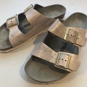Like new Arizona metallic rose gold sandals!